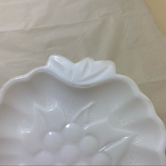VTG Hazel Atlas Grape shaped Milk Glass Dish - Picture 4 of 10